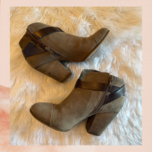 Chargez l'image dans la visionneuse de la galerie, Carlos Santana Light Brown Soft Faux Suede Ankle Boots (Pre-Loved) Size 9M
