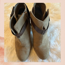 Chargez l'image dans la visionneuse de la galerie, Carlos Santana Light Brown Soft Faux Suede Ankle Boots (Pre-Loved) Size 9M
