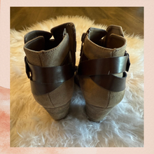 Chargez l'image dans la visionneuse de la galerie, Carlos Santana Light Brown Soft Faux Suede Ankle Boots (Pre-Loved) Size 9M
