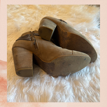 Chargez l'image dans la visionneuse de la galerie, Carlos Santana Light Brown Soft Faux Suede Ankle Boots (Pre-Loved) Size 9M
