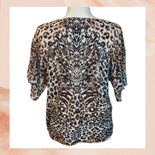 Carregue a imagem no visualizador da Galeria, Chico&#39;s Gold Flecked Animal Print Short Sleeve Shirt (Pre-Loved) M/L See Measurements
