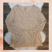 Carregue a imagem no visualizador da Galeria, Chico&#39;s Pink Beige Lace Long Sleeve Tee (Pre-Loved) Chico&#39;s Size 1
