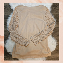 Chargez l&#39;image dans la visionneuse de la galerie, Chico&#39;s Pink Beige Lace Long Sleeve Tee (Pre-Loved) Chico&#39;s Size 1
