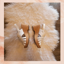 Carregue a imagem no visualizador da Galeria, Clarks White Cork Wedge Heel Sandals (Pre-Loved) Size 7M
