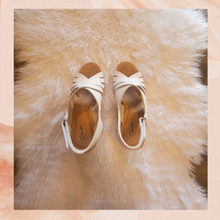 Carregue a imagem no visualizador da Galeria, Clarks White Cork Wedge Heel Sandals (Pre-Loved) Size 7M
