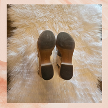 Carregue a imagem no visualizador da Galeria, Clarks White Cork Wedge Heel Sandals (Pre-Loved) Size 7M
