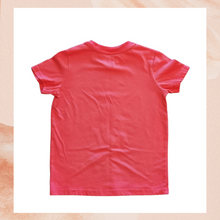 Carregue a imagem no visualizador da Galeria, Coral Short Sleeve Hustle Graphic T-Shirt (Pre-Loved) XS (Boy&#39;s)
