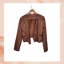 Laden Sie das Bild in den Galerie-Viewer. Costa Blanca Brown Cropped Faux Leather Jacket (Pre-Loved) Medium
