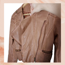 Carica l&#39;immagine nel visualizzatore della galleria, Costa Blanca Brown Cropped Faux Leather Jacket (Pre-Loved) Medium
