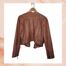 Laden Sie das Bild in den Galerie-Viewer. Costa Blanca Brown Cropped Faux Leather Jacket (Pre-Loved) Medium
