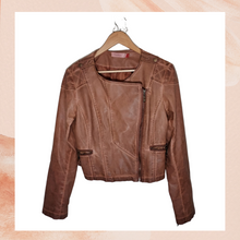 Carregue a imagem no visualizador da Galeria, Costa Blanca Brown Cropped Faux Leather Jacket (Pre-Loved) Medium
