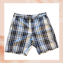 Carica l&#39;immagine nel visualizzatore della galleria, Croft &amp; Barrow Navy Plaid Casual Shorts (Pre-Loved) Size 36
