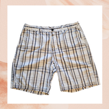 Carregue a imagem no visualizador da Galeria, Croft &amp; Barrow White &amp; Tan Plaid Casual Shorts (Pre-Loved) Size 36
