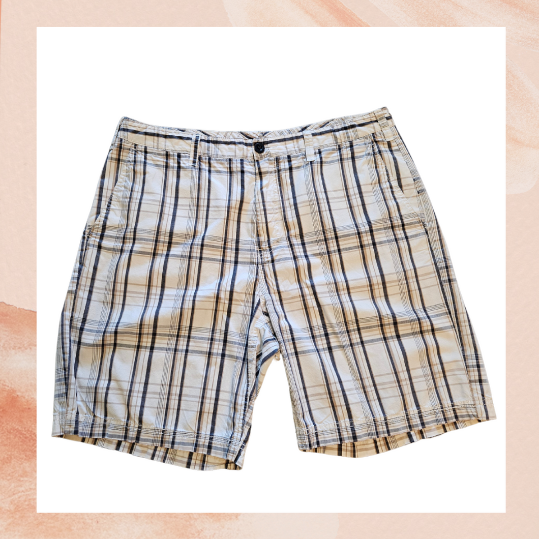 Croft & Barrow White & Tan Plaid Casual Shorts (Pre-Loved) Size 36