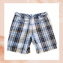 Carica l&#39;immagine nel visualizzatore della galleria, Croft &amp; Barrow Navy Plaid Casual Shorts (Pre-Loved) Size 36
