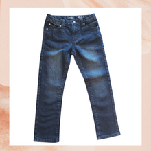 Laden Sie das Bild in den Galerie-Viewer. DKNY Dark Wash Mott Straight Leg Jeans (Pre-Loved) Boy&#39;s Size 7

