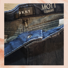 Laden Sie das Bild in den Galerie-Viewer. DKNY Dark Wash Mott Straight Leg Jeans (Pre-Loved) Boy&#39;s Size 7
