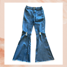 Carregue a imagem no visualizador da Galeria, Daisy Medium Wash Raw Hem Distressed Flare Jeans (Pre-Loved) XL
