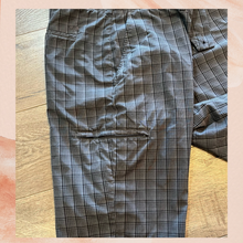 Laden Sie das Bild in den Galerie-Viewer. Dark Gray Plaid Soft Casual Shorts (Pre-Loved) Size 42
