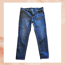 Chargez l'image dans la visionneuse de la galerie, Dark Wash Mid-Rise Skinny Ankle Jeans (Pre-Loved) Size 33/16
