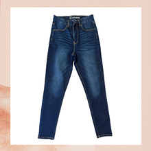 Laden Sie das Bild in den Galerie-Viewer. Dark Wash Super High Rise Skinny Ankle Jeans (Pre-Loved) Size 11
