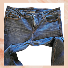 Chargez l'image dans la visionneuse de la galerie, Dark Wash Mid-Rise Skinny Ankle Jeans (Pre-Loved) Size 33/16
