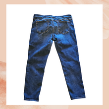 Chargez l'image dans la visionneuse de la galerie, Dark Wash Mid-Rise Skinny Ankle Jeans (Pre-Loved) Size 33/16
