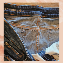 Chargez l'image dans la visionneuse de la galerie, Dark Wash Mid-Rise Skinny Ankle Jeans (Pre-Loved) Size 33/16
