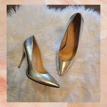 Carregue a imagem no visualizador da Galeria, Diba Silver Metallic Pump Heels (Pre-Loved) Size 9.5
