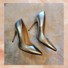 Carregue a imagem no visualizador da Galeria, Diba Silver Metallic Pump Heels (Pre-Loved) Size 9.5
