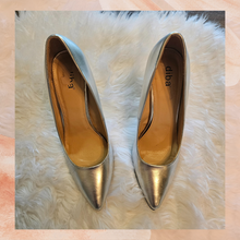 Carregue a imagem no visualizador da Galeria, Diba Silver Metallic Pump Heels (Pre-Loved) Size 9.5
