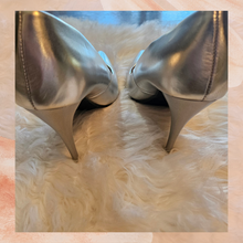 Carregue a imagem no visualizador da Galeria, Diba Silver Metallic Pump Heels (Pre-Loved) Size 9.5
