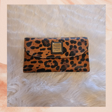 Carica l&#39;immagine nel visualizzatore della galleria, Dooney &amp; Bourke Leopard Print Patent Leather Tri-Fold Wallet (Pre-Loved) OS
