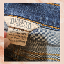 Carregue a imagem no visualizador da Galeria, Duluth Medium Dark Wash Bootcut Jeans (Pre-Loved) Size 6
