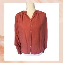 Carregue a imagem no visualizador da Galeria, Dusty Rose Textured Balloon Sleeve Button-Down Blouse (Pre-Loved) Size S/M
