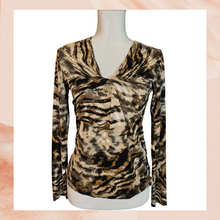 Carregue a imagem no visualizador da Galeria, Elliott Lauren Soft Knit Tan Black Animal Print Top (Pre-Loved) Small
