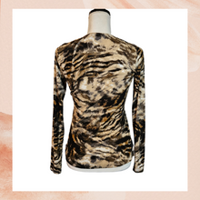 Carregue a imagem no visualizador da Galeria, Elliott Lauren Soft Knit Tan Black Animal Print Top (Pre-Loved) Small
