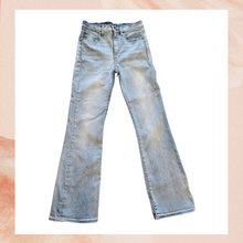 Carregue a imagem no visualizador da Galeria, Express Light Wash High-Rise Bootcut Jeans (Pre-Loved) Size 10R
