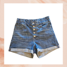 Carregue a imagem no visualizador da Galeria, Express Medium Wash Cuffed High-Rise Paperbag Shorts (Pre-Loved) Large
