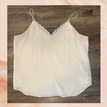 Laden Sie das Bild in den Galerie-Viewer. Express White Lace Trim Spaghetti Strap Cami Tank (Pre-Loved) Size XL

