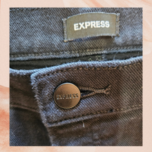 Carregue a imagem no visualizador da Galeria, Express Black Flare Raw Hem Jeans (Pre-Loved) Size 2R
