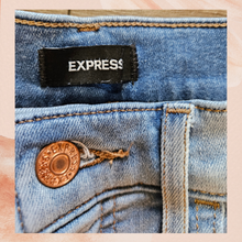 Carregue a imagem no visualizador da Galeria, Express Light Wash High-Rise Bootcut Jeans (Pre-Loved) Size 10R
