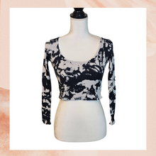 Cargue la imagen en el visor de la galería, Fashion Nova Gray Ribbed Tie Dye Long Sleeve Crop Top (Pre-Loved) Medium
