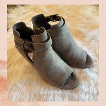 Carregue a imagem no visualizador da Galeria, Fergalicious Taupe RETRO Peep Toe Cut-Out Stacked Heel Bootie (Pre-Loved) Size 9.5M
