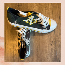 Chargez l'image dans la visionneuse de la galerie, Foco Oakland A's Low Top Print Canvas Shoes (Pre-Loved) Size 9 Men's
