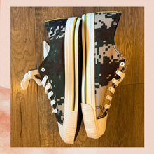 Chargez l'image dans la visionneuse de la galerie, Foco Oakland A's Low Top Print Canvas Shoes (Pre-Loved) Size 9 Men's
