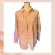 Chargez l'image dans la visionneuse de la galerie, Forever21 Light Pink Long Sleeve Corduroy Button-Up Shirt (Pre-Loved) Size Small
