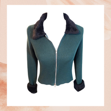 Carregue a imagem no visualizador da Galeria, Forrest Green Ribbed Faux Fur Trim Cropped Sweater (Pre-Loved) Medium
