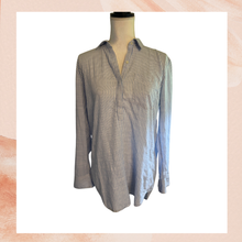 Laden Sie das Bild in den Galerie-Viewer. GAP Blue &amp; White Stripe Half Button-Up Collared Shirt (Pre-Loved) Size Medium
