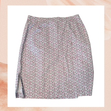 Carregue a imagem no visualizador da Galeria, GAP Stretch Lilac Floral Pull-On Mini Straight Skirt (Pre-Loved) Size 10
